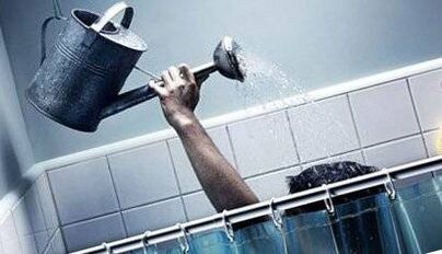 Douche réchauffante avant la procédure pour augmenter un membre de la soda