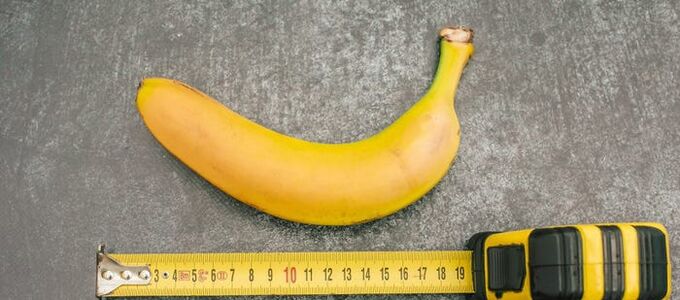 mesure du pénis en utilisant une banane comme exemple