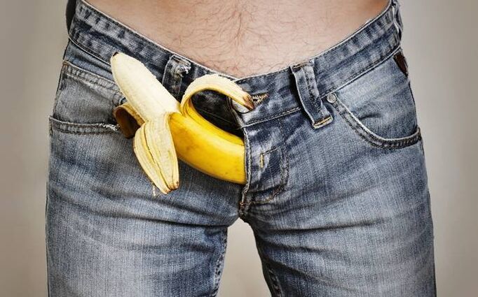 Grosse bite sur l'exemple d'une banane