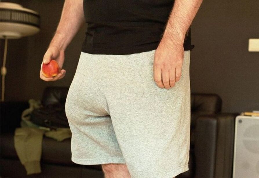 Un homme avec un membre agrandi